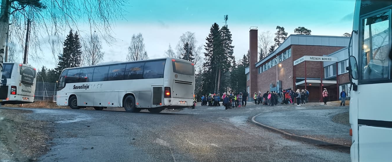 bussit_hakemassa_lapsia_vanhan_käyttökiellossa_olevan_koulun_pihalta_evakkotiloihin.jpg