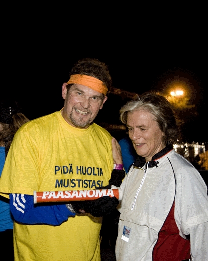 Risto Autio kuljetti Midniht Run tapahtumassa viesti&auml; muistiohjelmasta p&auml;&auml;tt&auml;jille